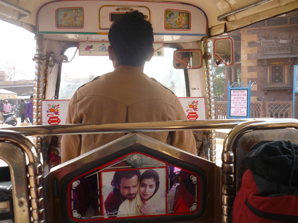 conductor tuk tuk en India