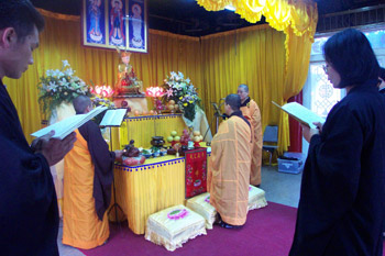 Chinos en ceremonia budista