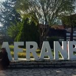 señoras turcas con cartel de Safranbolu